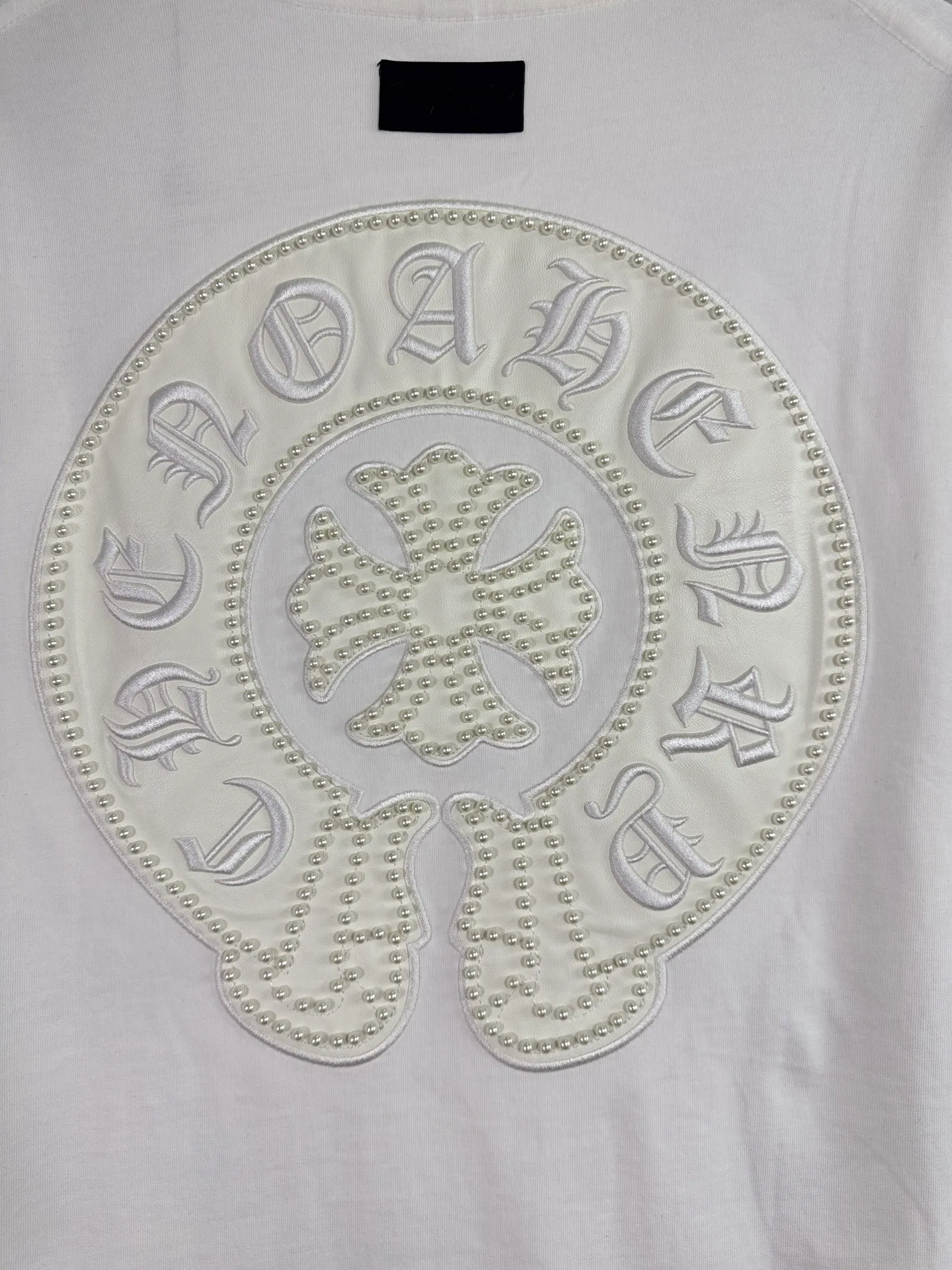 P260 top version, real shot without P, ​​different from market currency) 𝗖𝗵𝗿𝗼𝗺𝗲 𝗛𝗲𝗮𝗿𝘁𝘀/Cro Heart 2025 Autumn and Winter Pearl Compass Casual Long Sleeve 👑The highest version! Customized fabric 320g fabric! Pearl compass, genuine leather cut. Best-selling model at the counter. Very comfortable to wear. Accessories: original molded and authenticated collar label➕100% silk wash label. Genuine purchase-grade original hangtag➕matching hanging rope➕3D hanging beads➕original packaging bag. Craftsmanship: The original version has consistent wiring! The highest version of the armhole matching technique! Color: White Black Size: S M L XL Style No.: 5170